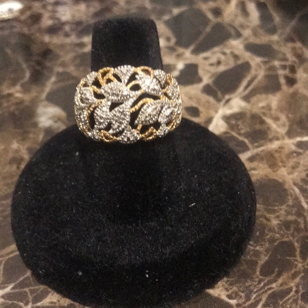 Elegant leaf design ring